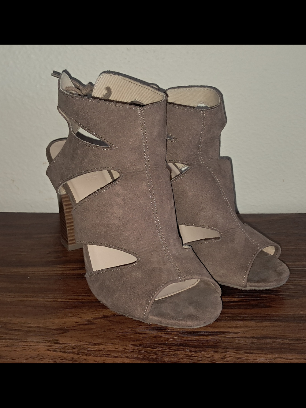 Charlotte Russe Size 8 Women’s Taupe Suede Cutout Block Heel Sandals - Picture 4 of 13